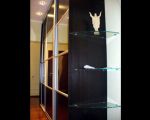 Оригинальный шкаф с комбинированными дверями в прихожую